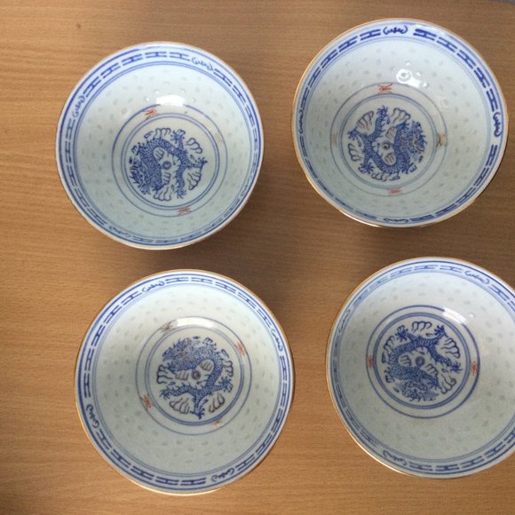 set of 4 Vintage Chinese porcelain bowls rice eyes grain blue white red dragon - Picture 6 of 8